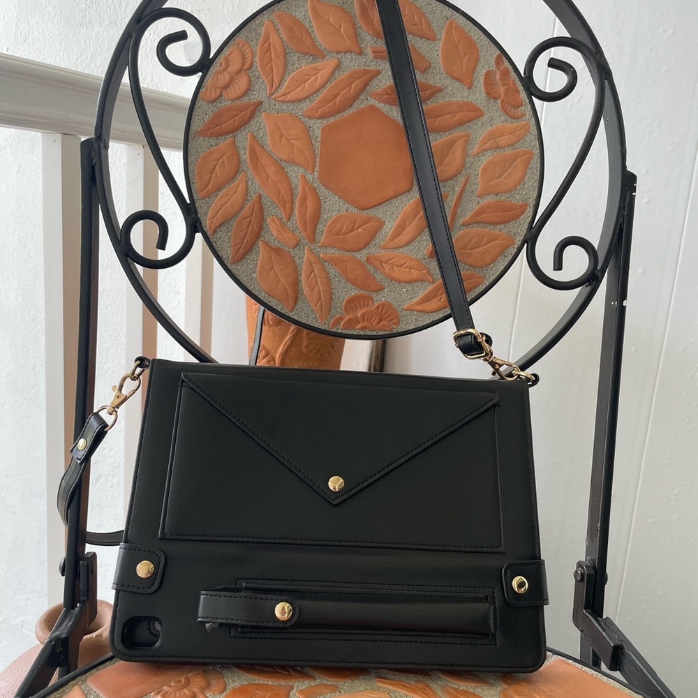 🦋nwot Black Tablet Crossbody